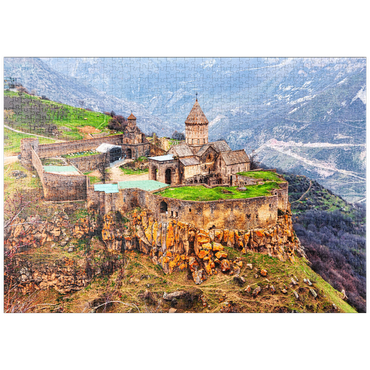 puzzleplate Tatev, Armenien. Luftbild des armenischen Apostolischen Klosters aus dem 9. Jahrhundert in der Nähe des Tatev-Dorfes in Armenien. Baum und Berge auf dem Hintergrund im Frühjahr 1000 Puzzle