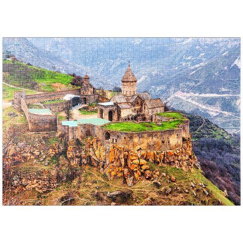 puzzleplate Tatev, Armenien. Luftbild des armenischen Apostolischen Klosters aus dem 9. Jahrhundert in der Nähe des Tatev-Dorfes in Armenien. Baum und Berge auf dem Hintergrund im Frühjahr 1000 Puzzle