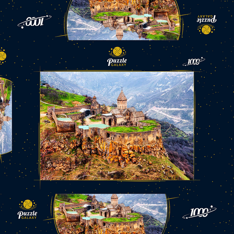 Tatev, Armenien. Luftbild des armenischen Apostolischen Klosters aus dem 9. Jahrhundert in der Nähe des Tatev-Dorfes in Armenien. Baum und Berge auf dem Hintergrund im Frühjahr 1000 Puzzle Schachtel 3D Modell