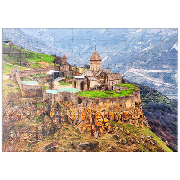 puzzleplate Tatev, Armenien. Luftbild des armenischen Apostolischen Klosters aus dem 9. Jahrhundert in der Nähe des Tatev-Dorfes in Armenien. Baum und Berge auf dem Hintergrund im Frühjahr 100 Puzzle