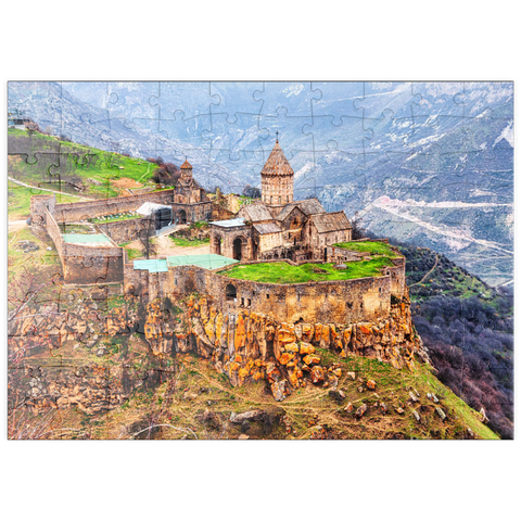 puzzleplate Tatev, Armenien. Luftbild des armenischen Apostolischen Klosters aus dem 9. Jahrhundert in der Nähe des Tatev-Dorfes in Armenien. Baum und Berge auf dem Hintergrund im Frühjahr 100 Puzzle