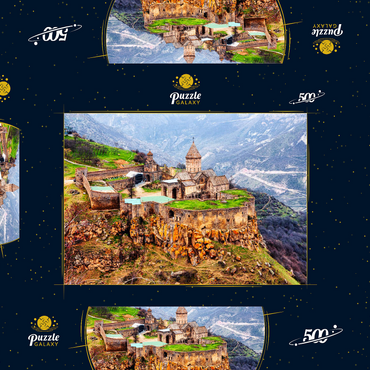 Tatev, Armenien. Luftbild des armenischen Apostolischen Klosters aus dem 9. Jahrhundert in der Nähe des Tatev-Dorfes in Armenien. Baum und Berge auf dem Hintergrund im Frühjahr 500 Puzzle Schachtel 3D Modell