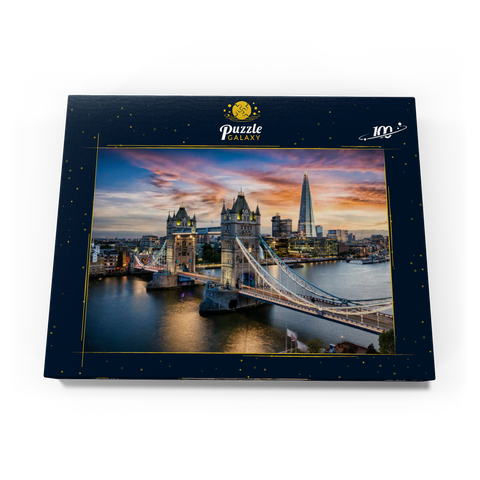 Luftbild zur beleuchteten Tower Bridge und Skyline von London, Großbritannien, kurz nach Sonnenuntergang 100 Puzzle Schachtel Ansicht3