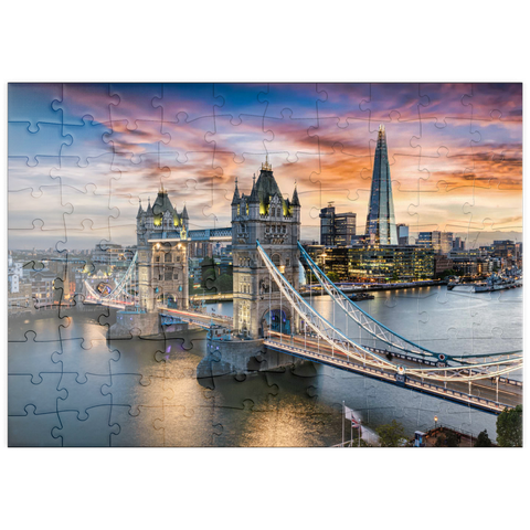 puzzleplate Luftbild zur beleuchteten Tower Bridge und Skyline von London, Großbritannien, kurz nach Sonnenuntergang 100 Puzzle