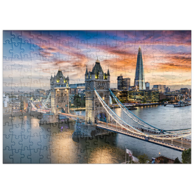 Darstellung des Puzzle-Motivs Tower Bridge und Skyline von London, Großbritannien, kurz nach Sonnenuntergang – Puzzleteile: 200