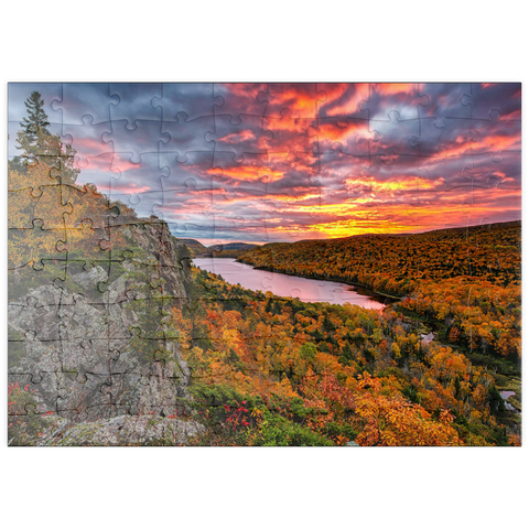 puzzleplate Ein feuriger Sonnenaufgang über dem Wolkensee, Porcupine Mountains Sate Park, Michigans oberste Halbinsel 100 Puzzle
