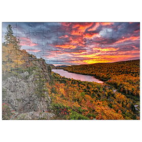 Darstellung des Puzzle Motivs Ein feuriger Sonnenaufgang über dem Wolkensee, Porcupine Mountains Sate Park, Michigan - Puzzleteile: 100