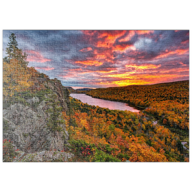 Darstellung des Puzzle Motivs Ein feuriger Sonnenaufgang über dem Wolkensee, Porcupine Mountains Sate Park, Michigan - Puzzleteile: 500