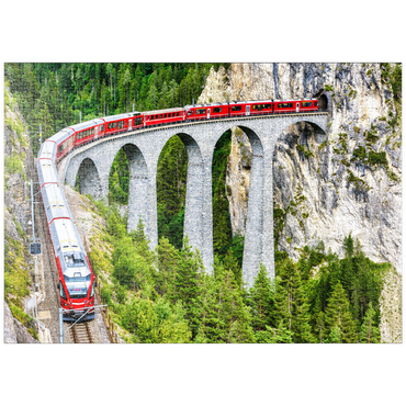 puzzleplate Bernina-Express in der Schweiz. Roter Gletscherzug auf dem Landwasserviadukt in den Schweizer Alpen. Panoramablick auf eine hohe Eisenbahnbrücke in den Bergen, Eisenbahnlandschaft im Sommer. Konzept des Reisens und der Eisenbahnstraße. 1000 Puzzle