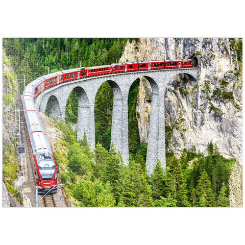 puzzleplate Bernina-Express in der Schweiz. Roter Gletscherzug auf dem Landwasserviadukt in den Schweizer Alpen. Panoramablick auf eine hohe Eisenbahnbrücke in den Bergen, Eisenbahnlandschaft im Sommer. Konzept des Reisens und der Eisenbahnstraße. 1000 Puzzle
