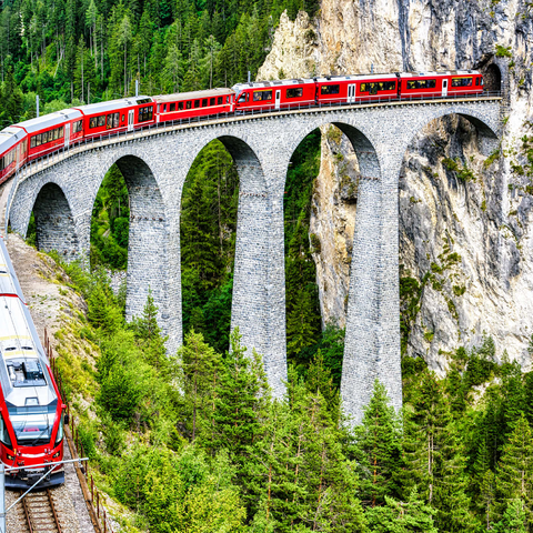 Bernina-Express in der Schweiz. Roter Gletscherzug auf dem Landwasserviadukt in den Schweizer Alpen. Panoramablick auf eine hohe Eisenbahnbrücke in den Bergen, Eisenbahnlandschaft im Sommer. Konzept des Reisens und der Eisenbahnstraße. 1000 Puzzle 3D Modell