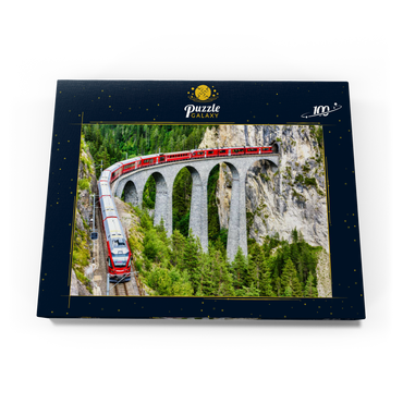 Bernina-Express in der Schweiz. Roter Gletscherzug auf dem Landwasserviadukt in den Schweizer Alpen. Panoramablick auf eine hohe Eisenbahnbrücke in den Bergen, Eisenbahnlandschaft im Sommer. Konzept des Reisens und der Eisenbahnstraße. 100 Puzzle Schachtel Ansicht3