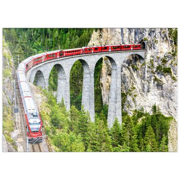 puzzleplate Bernina-Express in der Schweiz. Roter Gletscherzug auf dem Landwasserviadukt in den Schweizer Alpen. Panoramablick auf eine hohe Eisenbahnbrücke in den Bergen, Eisenbahnlandschaft im Sommer. Konzept des Reisens und der Eisenbahnstraße. 100 Puzzle