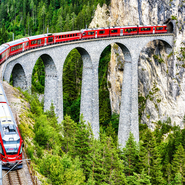 Bernina-Express in der Schweiz. Roter Gletscherzug auf dem Landwasserviadukt in den Schweizer Alpen. Panoramablick auf eine hohe Eisenbahnbrücke in den Bergen, Eisenbahnlandschaft im Sommer. Konzept des Reisens und der Eisenbahnstraße. 100 Puzzle 3D Modell