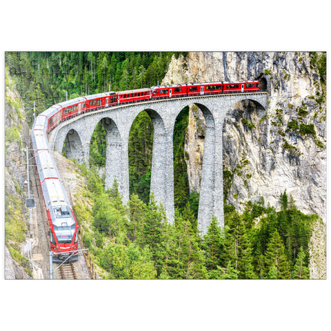 puzzleplate Bernina-Express in der Schweiz. Roter Gletscherzug auf dem Landwasserviadukt in den Schweizer Alpen. Panoramablick auf eine hohe Eisenbahnbrücke in den Bergen, Eisenbahnlandschaft im Sommer. Konzept des Reisens und der Eisenbahnstraße. 200 Puzzle