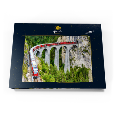 Bernina-Express in der Schweiz. Roter Gletscherzug auf dem Landwasserviadukt in den Schweizer Alpen. Panoramablick auf eine hohe Eisenbahnbrücke in den Bergen, Eisenbahnlandschaft im Sommer. Konzept des Reisens und der Eisenbahnstraße. 500 Puzzle Schachtel Ansicht3