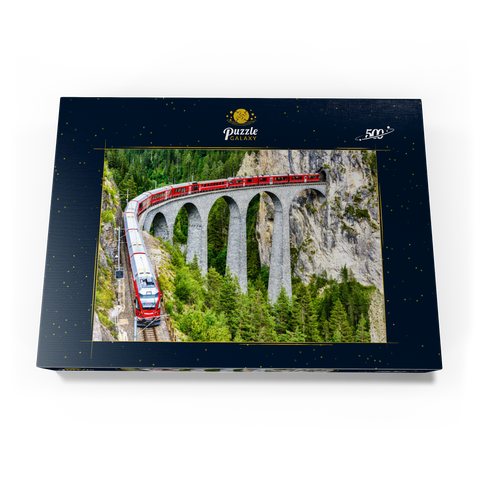 Bernina-Express in der Schweiz. Roter Gletscherzug auf dem Landwasserviadukt in den Schweizer Alpen. Panoramablick auf eine hohe Eisenbahnbrücke in den Bergen, Eisenbahnlandschaft im Sommer. Konzept des Reisens und der Eisenbahnstraße. 500 Puzzle Schachtel Ansicht3