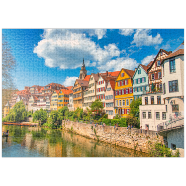 puzzleplate Tübingen in Stuttgart, Deutschland Farbiges Haus am Flussufer und blauer Himmel. Schöne alte Stadt in Europa. Leute sitzen an der Wand. Boote aus Holz, die am Dock befestigt sind. 1000 Puzzle