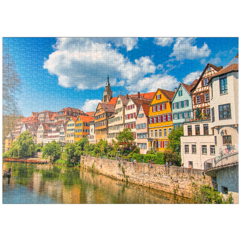 puzzleplate Tübingen in Stuttgart, Deutschland Farbiges Haus am Flussufer und blauer Himmel. Schöne alte Stadt in Europa. Leute sitzen an der Wand. Boote aus Holz, die am Dock befestigt sind. 1000 Puzzle