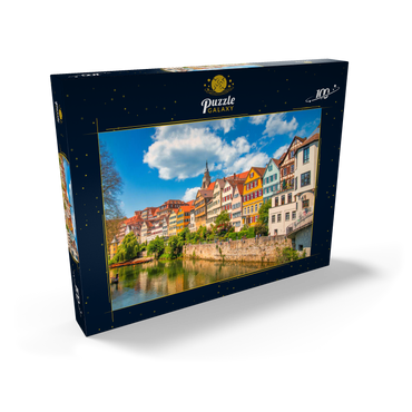 Tübingen in Stuttgart, Deutschland Farbiges Haus am Flussufer und blauer Himmel. Schöne alte Stadt in Europa. Leute sitzen an der Wand. Boote aus Holz, die am Dock befestigt sind. 100 Puzzle Schachtel Ansicht2