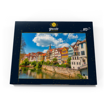 Tübingen in Stuttgart, Deutschland Farbiges Haus am Flussufer und blauer Himmel. Schöne alte Stadt in Europa. Leute sitzen an der Wand. Boote aus Holz, die am Dock befestigt sind. 100 Puzzle Schachtel Ansicht3