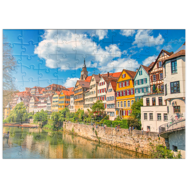 puzzleplate Tübingen in Stuttgart, Deutschland Farbiges Haus am Flussufer und blauer Himmel. Schöne alte Stadt in Europa. Leute sitzen an der Wand. Boote aus Holz, die am Dock befestigt sind. 100 Puzzle