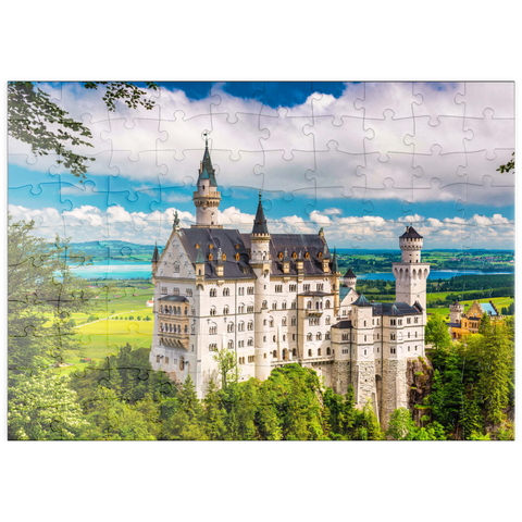 puzzleplate Schloss Neuschwanstein an einem Sommertag in Deutschland. 100 Puzzle