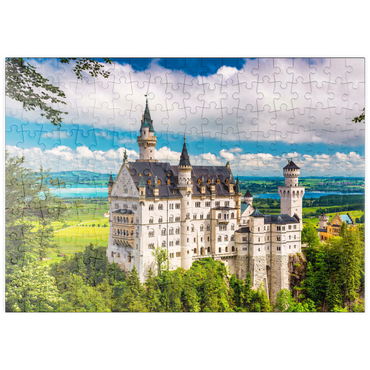 puzzleplate Schloss Neuschwanstein an einem Sommertag in Deutschland. 200 Puzzle