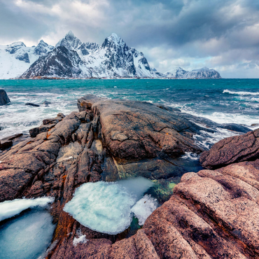 Düsterer Frühlingsblick auf die Lofoteninseln. Schneeschmelzen auf Flakstadpollen Fjord. Spektakuläre Morgensaison des norwegischen Meeres. Schönheit des Naturkonzepts Hintergrund. 1000 Puzzle 3D Modell