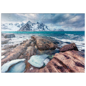 Darstellung des Puzzle Motivs Düsterer Frühlingsblick auf die Lofoteninseln. Schneeschmelzen im Flakstadpollen Fjord - Puzzleteile: 100
