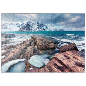 Darstellung des Puzzle Motivs Düsterer Frühlingsblick auf die Lofoteninseln. Schneeschmelzen im Flakstadpollen Fjord - Puzzleteile: 200