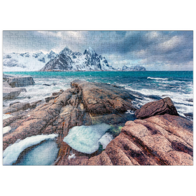 Darstellung des Puzzle-Motivs Düsterer Frühlingsblick auf die Lofoteninseln. Schneeschmelzen im Flakstadpollen Fjord – Puzzleteile: 500