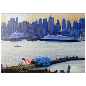 Darstellung des Puzzle-Motivs Transatlantikliner Queen Mary 2 und Queen Elizabeth 2 im Hafen am Hudson River, New York, USA – Puzzleteile: 1000