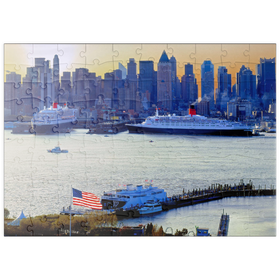 Darstellung des Puzzle Motivs Transatlantikliner Queen Mary 2 und Queen Elizabeth 2 im Hafen am Hudson River, New York, USA - Puzzleteile: 100