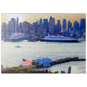 Darstellung des Puzzle-Motivs Transatlantikliner Queen Mary 2 und Queen Elizabeth 2 im Hafen am Hudson River, New York, USA – Puzzleteile: 200
