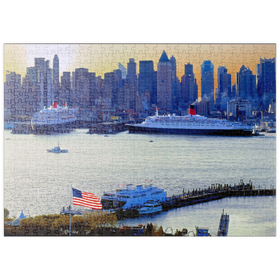 Darstellung des Puzzle-Motivs Transatlantikliner Queen Mary 2 und Queen Elizabeth 2 im Hafen am Hudson River, New York, USA – Puzzleteile: 500