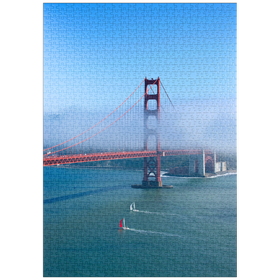Darstellung des Puzzle-Motivs Golden Gate Bridge im Nebel mit Segelbooten im Vordergrund, San Francisco, Kalifornien, USA – Puzzleteile: 1000