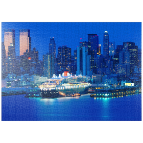 Darstellung des Puzzle Motivs Transatlantikliner Queen Mary 2 im Hafen am Hudson River, New York, USA - Puzzleteile: 1000