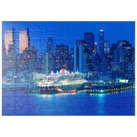 Darstellung des Puzzle Motivs Transatlantikliner Queen Mary 2 im Hafen am Hudson River, New York, USA - Puzzleteile: 100