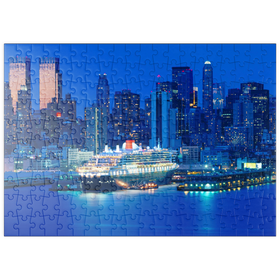 Darstellung des Puzzle-Motivs Transatlantikliner Queen Mary 2 im Hafen am Hudson River, New York, USA – Puzzleteile: 200