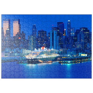puzzleplate Transatlantikliner Queen Mary 2 im Hafen am Hudson River, Manhattan, New York City, New York, USA 200 Puzzle