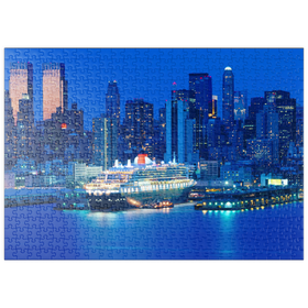 Darstellung des Puzzle-Motivs Transatlantikliner Queen Mary 2 im Hafen am Hudson River, New York, USA – Puzzleteile: 500