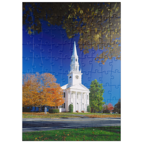 puzzleplate Kirche mit Ahornbaum in Litchfield, Connecticut, USA 100 Puzzle
