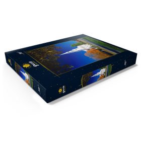 Darstellung des Puzzle Motivs Kirche mit Ahornbaum in Litchfield, Connecticut, USA - Puzzleteile: 200