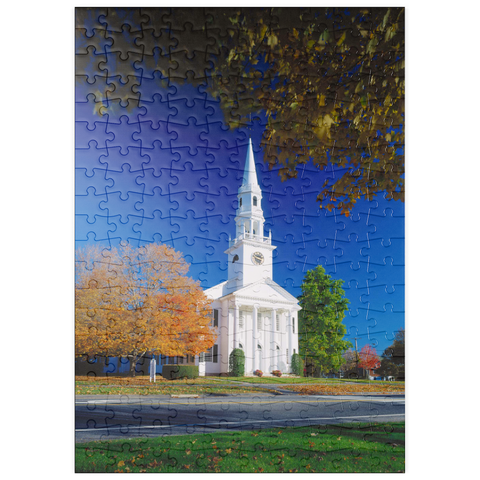 puzzleplate Kirche mit Ahornbaum in Litchfield, Connecticut, USA 200 Puzzle
