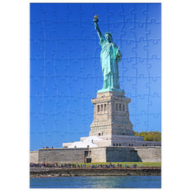 Darstellung des Puzzle Motivs Freiheitsstatue bei strahlend blauem Himmel, Liberty Island, New York City - Puzzleteile: 100