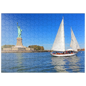 Darstellung des Puzzle-Motivs Segelboot mit der Freiheitsstatue, Liberty Island, New York City, New York, USA – Puzzleteile: 200