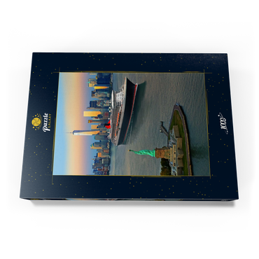 Hafeneinfahrt mit der Freiheitsstatue dem Transatlantikliner Queen Mary 2 und One World Trade Center, Manhattan, New York City, New York, USA, Composing 1000 Puzzle Schachtel Ansicht3