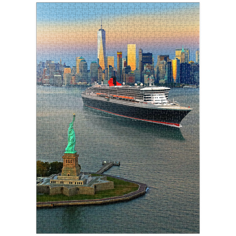 puzzleplate Hafeneinfahrt mit der Freiheitsstatue dem Transatlantikliner Queen Mary 2 und One World Trade Center, Manhattan, New York City, New York, USA, Composing 1000 Puzzle