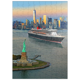 Darstellung des Puzzle-Motivs Freiheitsstatue, mit Queen Mary 2 und One World Trade Center, Manhattan, New York, USA – Puzzleteile: 100